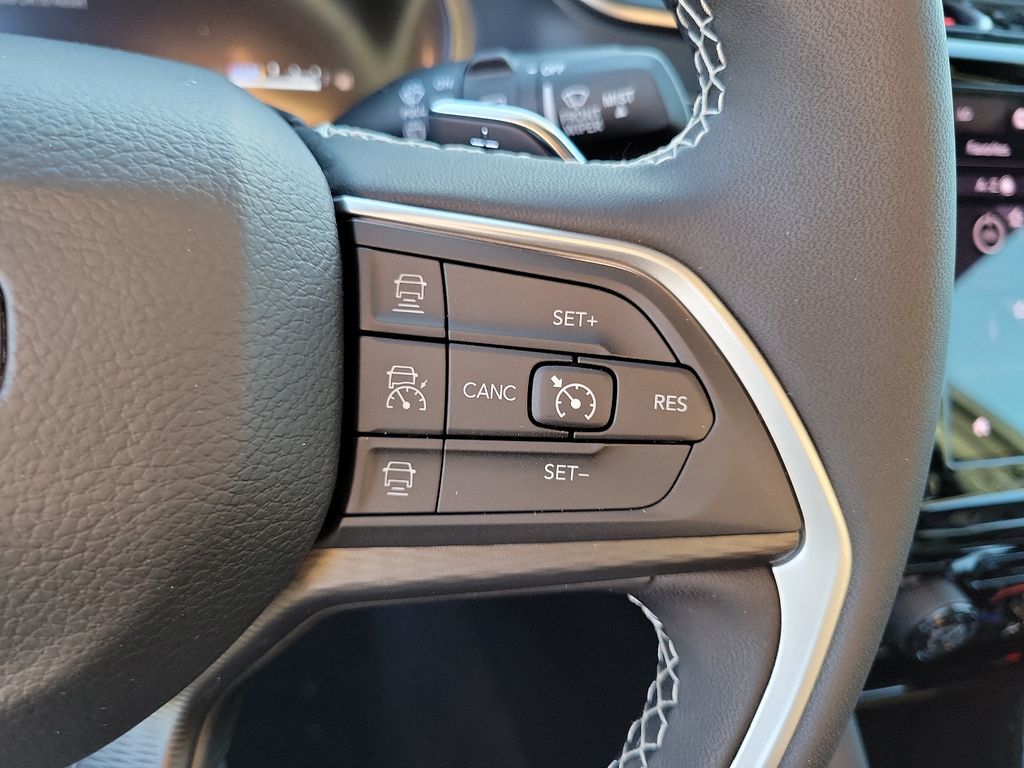 2025 Jeep Grand Cherokee Laredo X photo 4