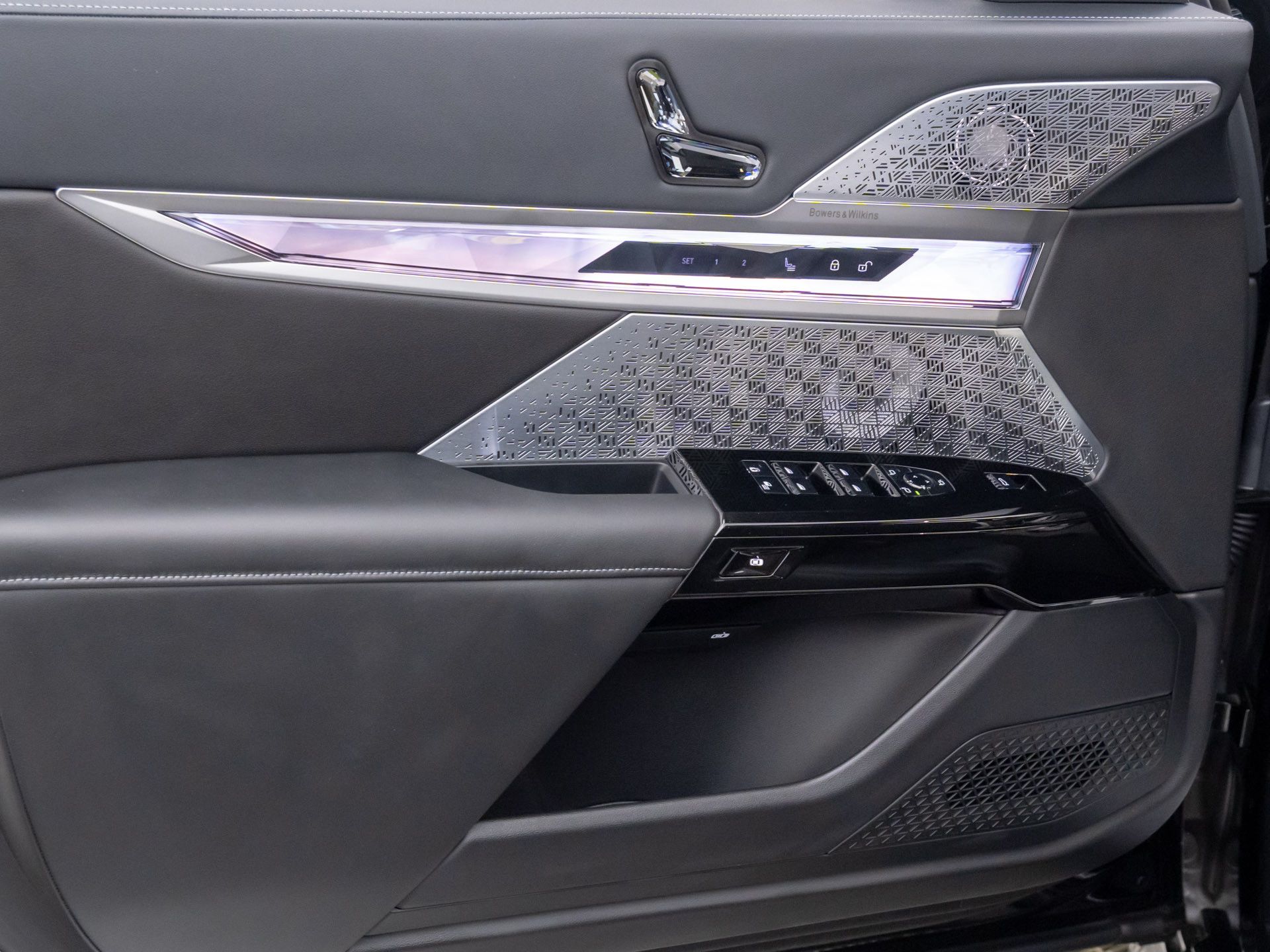 New 2025 Black Sapphire Metallic BMW M70 image 13