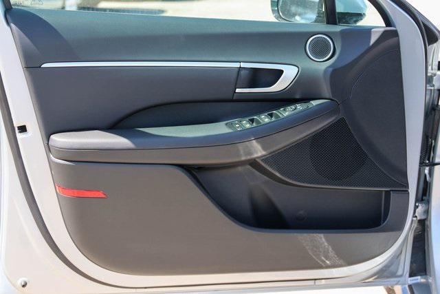 New 2025 Silver Hyundai SEL Convenience image 7