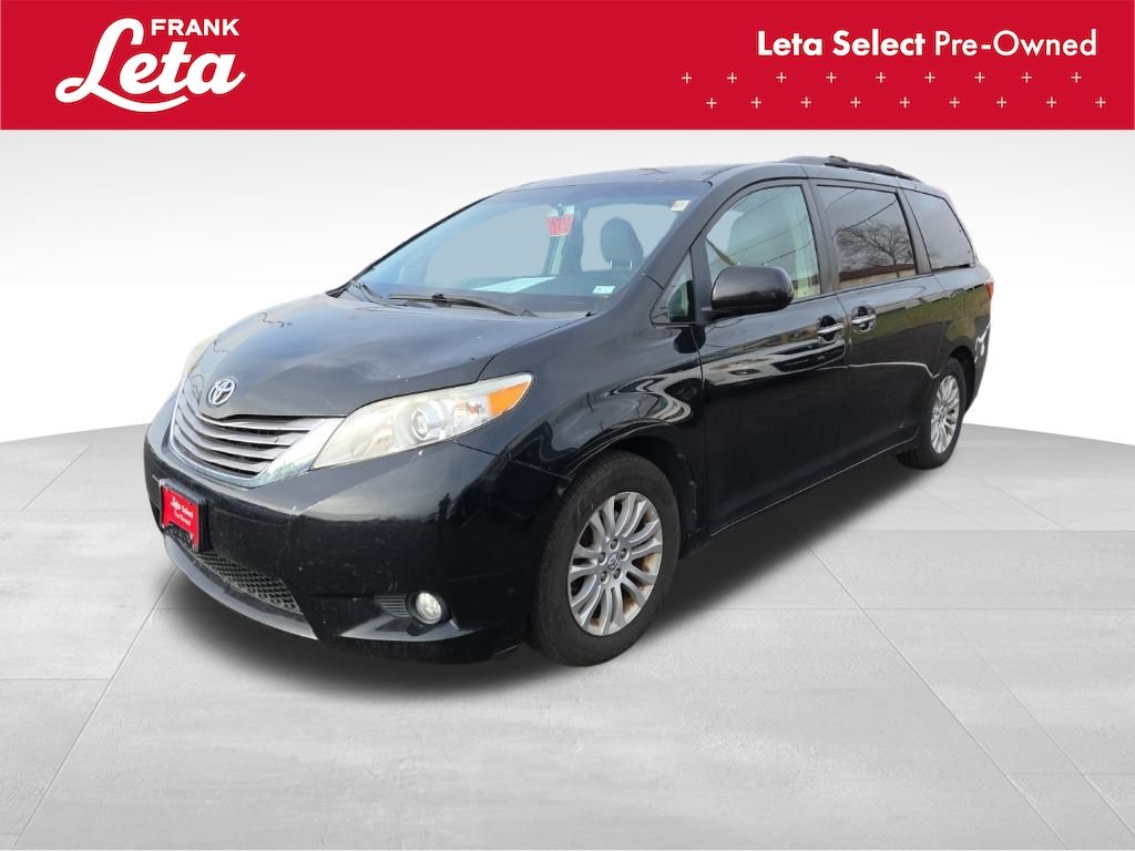 2017 Toyota Sienna XLE's photo
