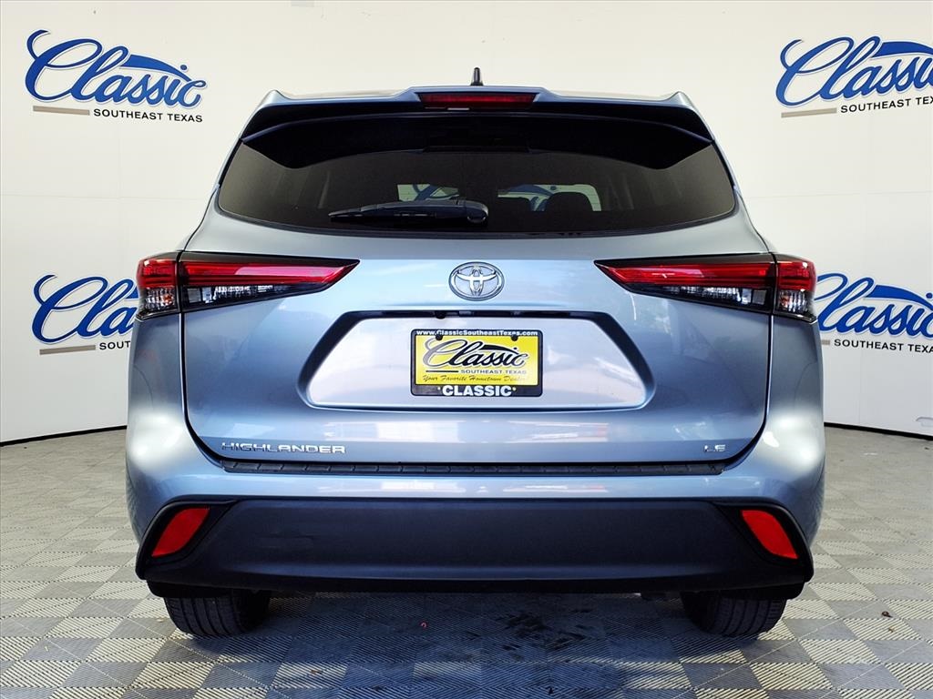 2022 Toyota Highlander LE photo 4