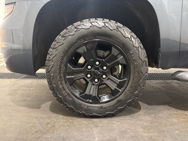 2019 Chevrolet Suburban LT photo 2