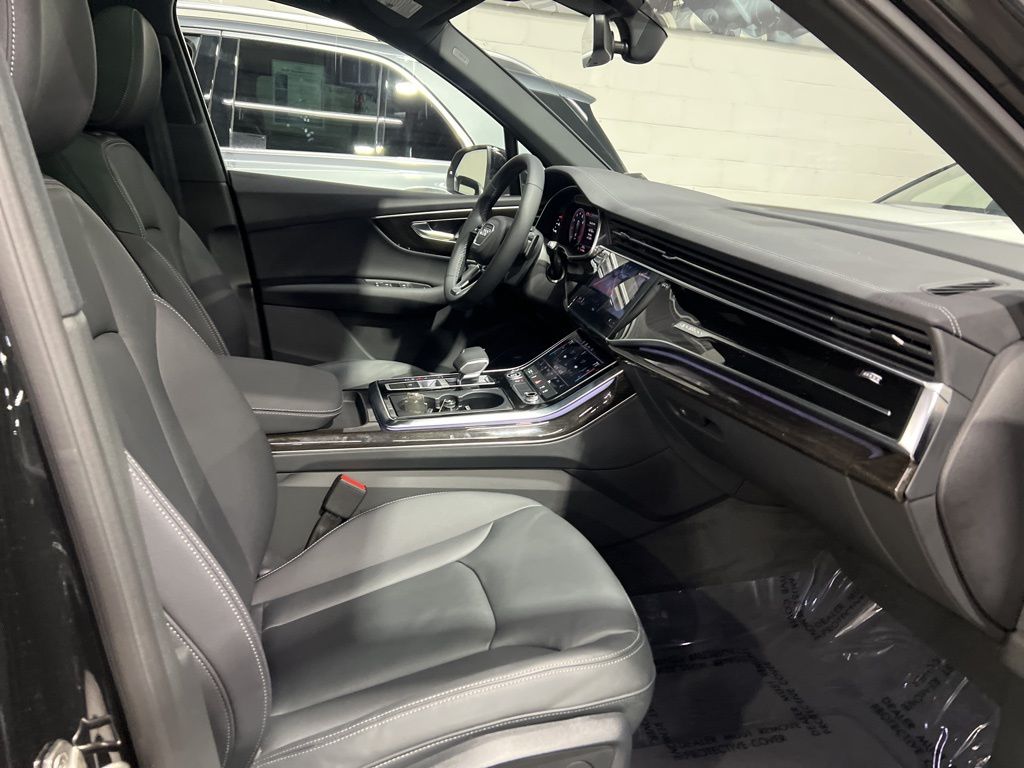 2025 Audi Q7 55 Premium photo 9