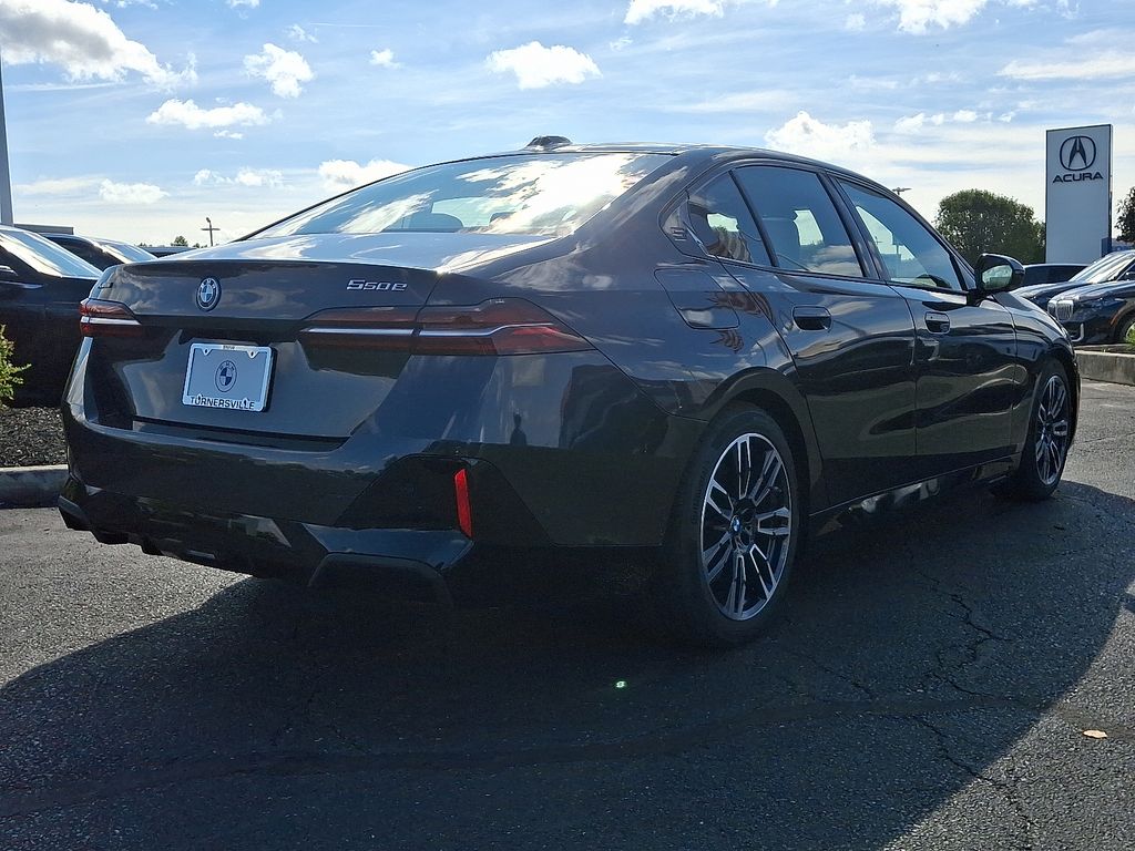 2026 Bmw 550e 550e xDrive photo 3