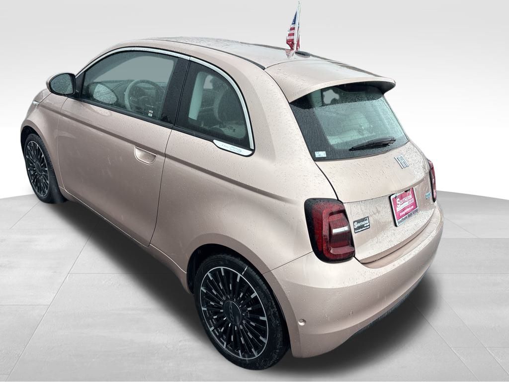 2024 Fiat 500e La Prima photo 3