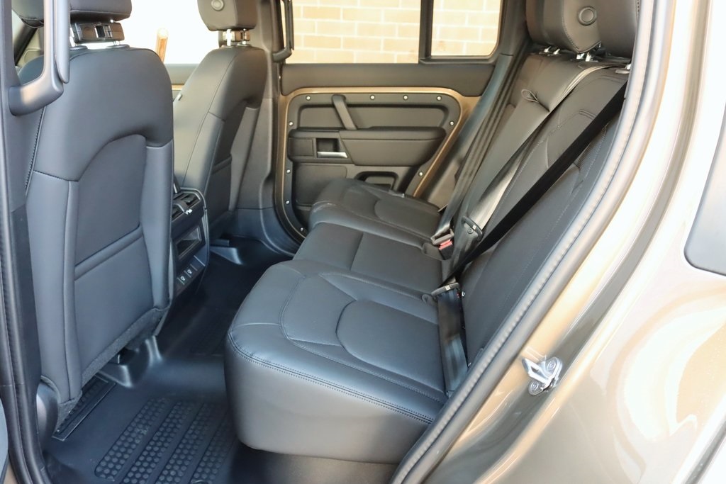 2025 Land Rover Defender 110 S photo 23