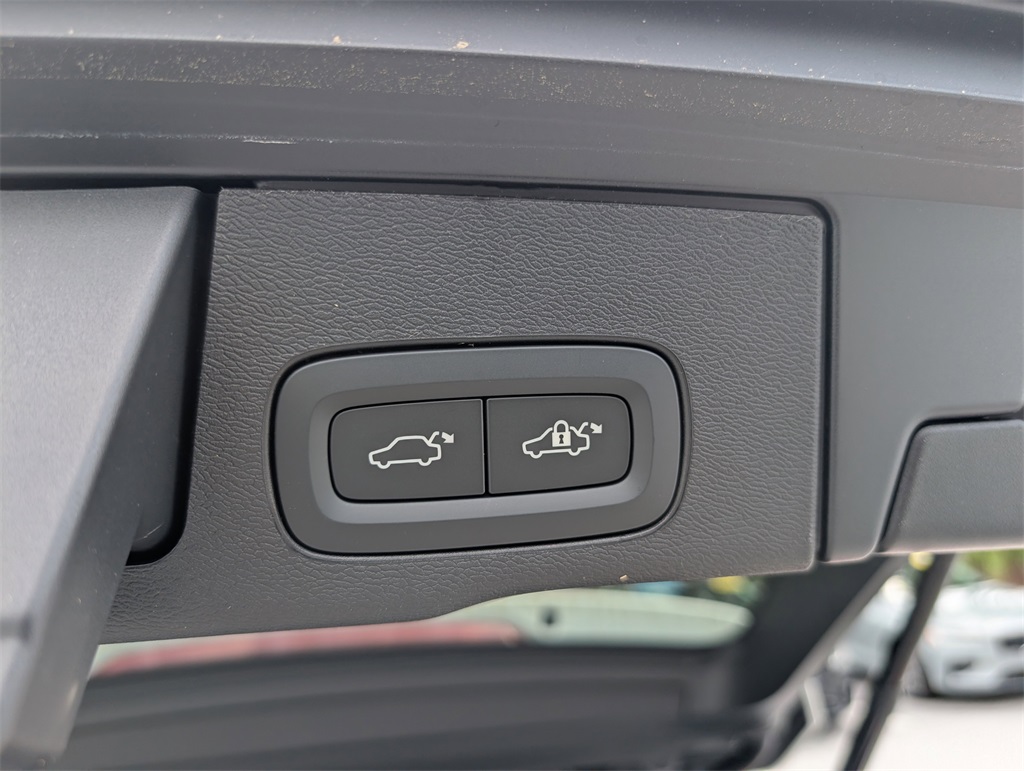 2025 Volvo XC60 Hybrid T8 Plus photo 7