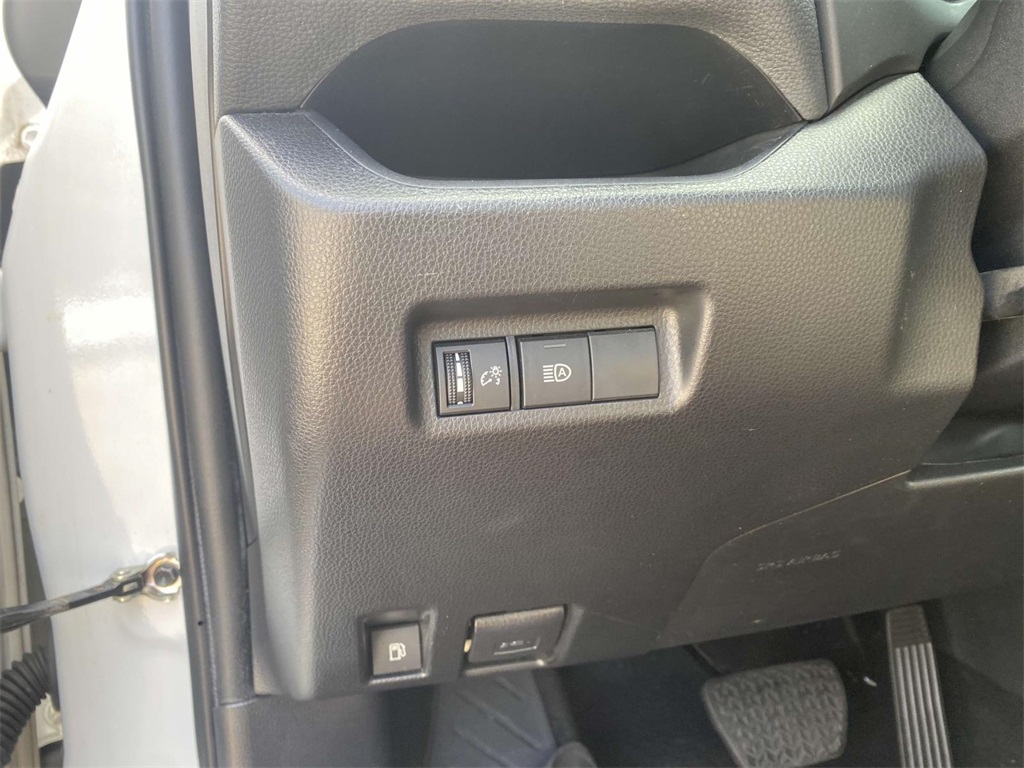 2021 Toyota RAV4 Hybrid XLE photo 24