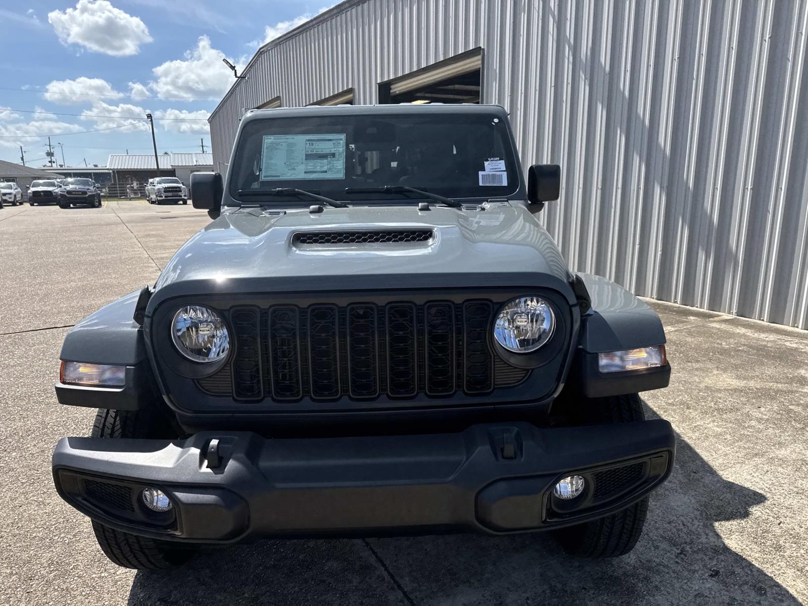 2025 Jeep Gladiator Sport S photo 2