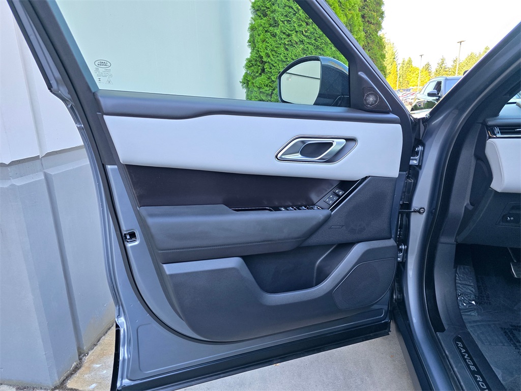 2026 Land Rover Range Rover Velar SE photo 18
