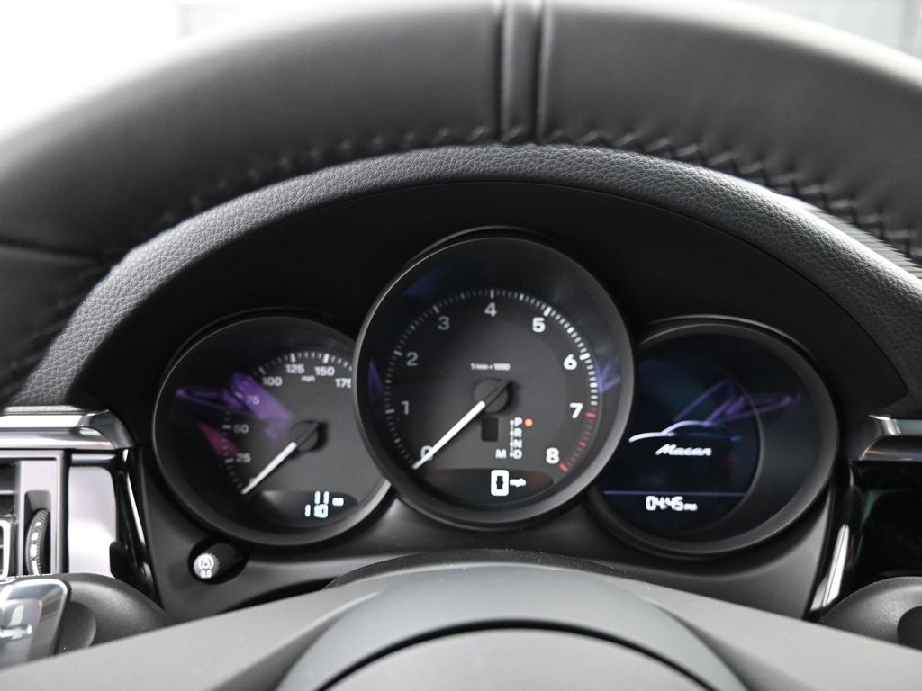 2026 Porsche Macan T photo 6