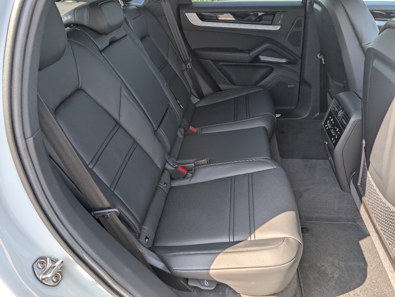 2025 Porsche Cayenne photo 7