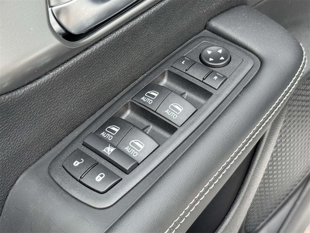 2026 Chrysler Pacifica photo 25