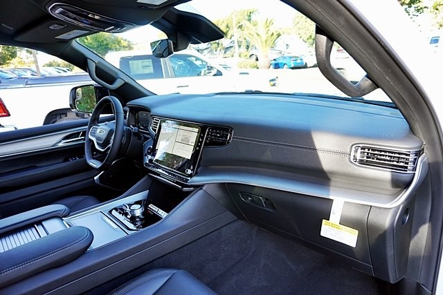 New 2025 Bright White Clear-Coat Exterior Paint Jeep Series II image 12