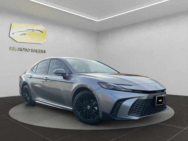 2025 Toyota Camry SE's photo