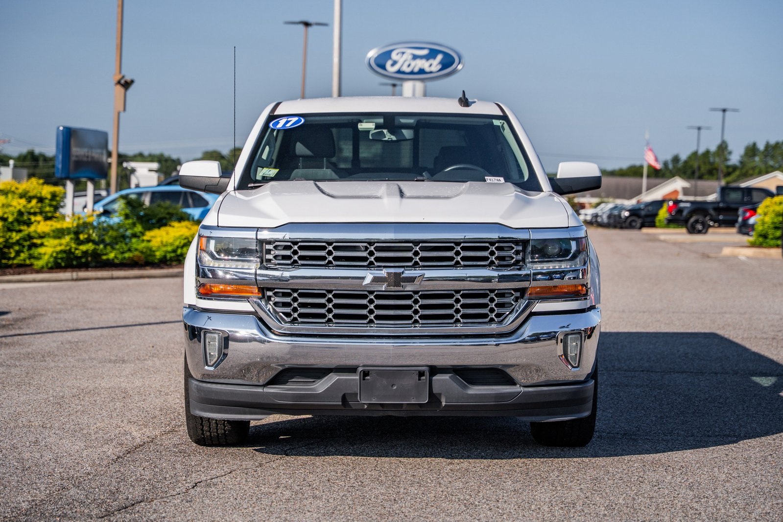 2017 Chevrolet Silverado 1500 LT photo 2