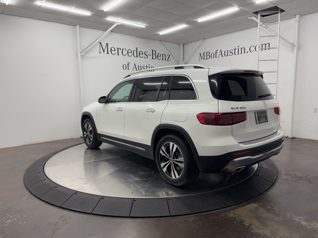 2026 Mercedes Benz GLB 250 4MATIC photo 4