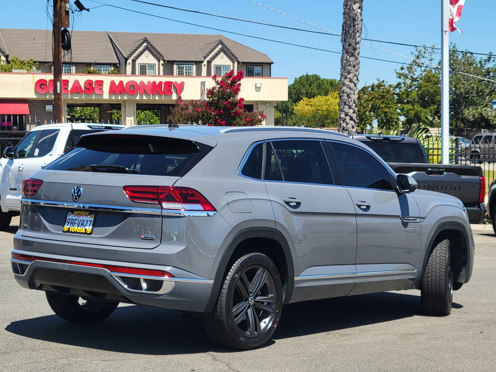 2022 Volkswagen Atlas Cross Sport SEL R-Line photo 3