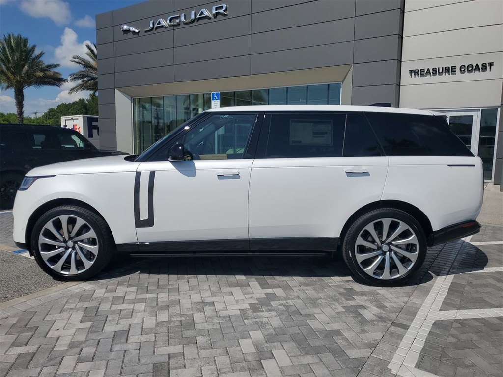 2025 Land Rover Range Rover SE photo 2