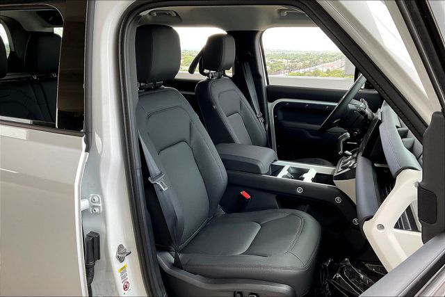 2025 Land Rover Defender 110 S photo 9
