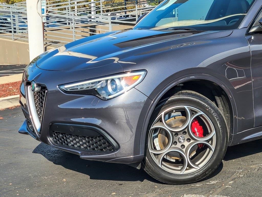 2023 Alfa Romeo Stelvio Ti photo 2