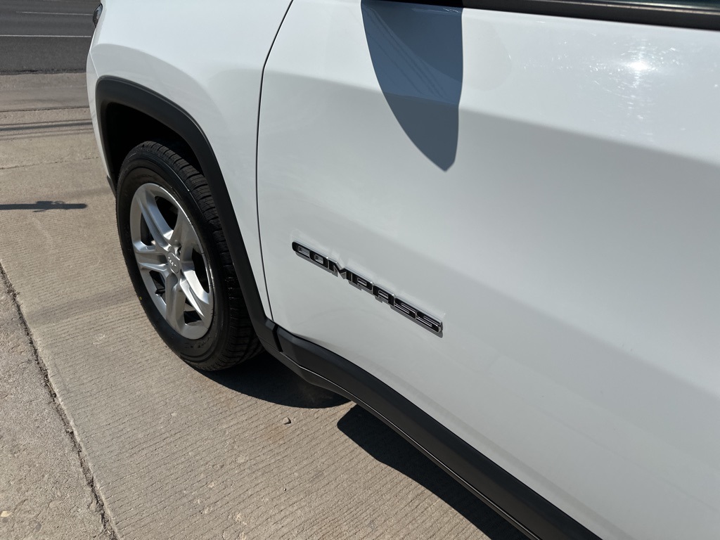 2023 Jeep Compass Latitude photo 6