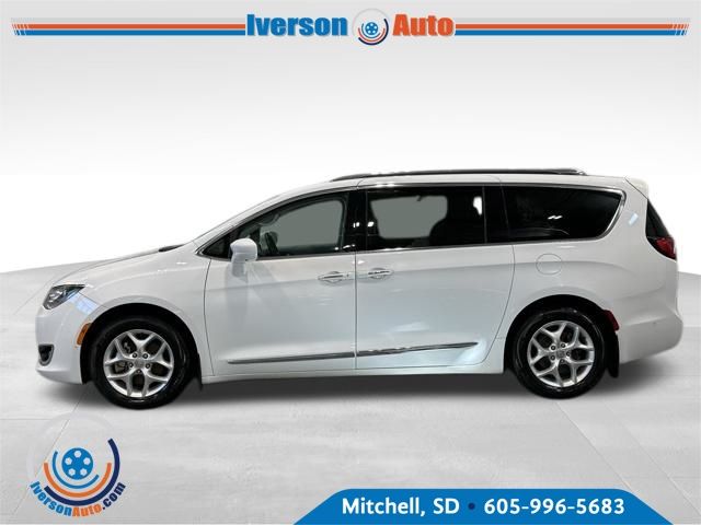 2017 Chrysler Pacifica Touring Plus photo 4