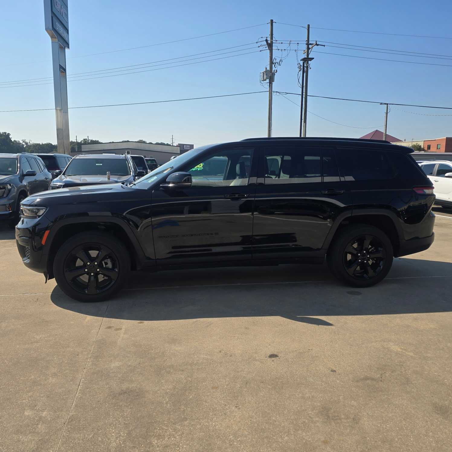 2023 Jeep Grand Cherokee Laredo Altitude photo 4