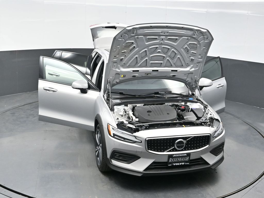 2025 Volvo V60 Cross Country B5 Plus photo 35