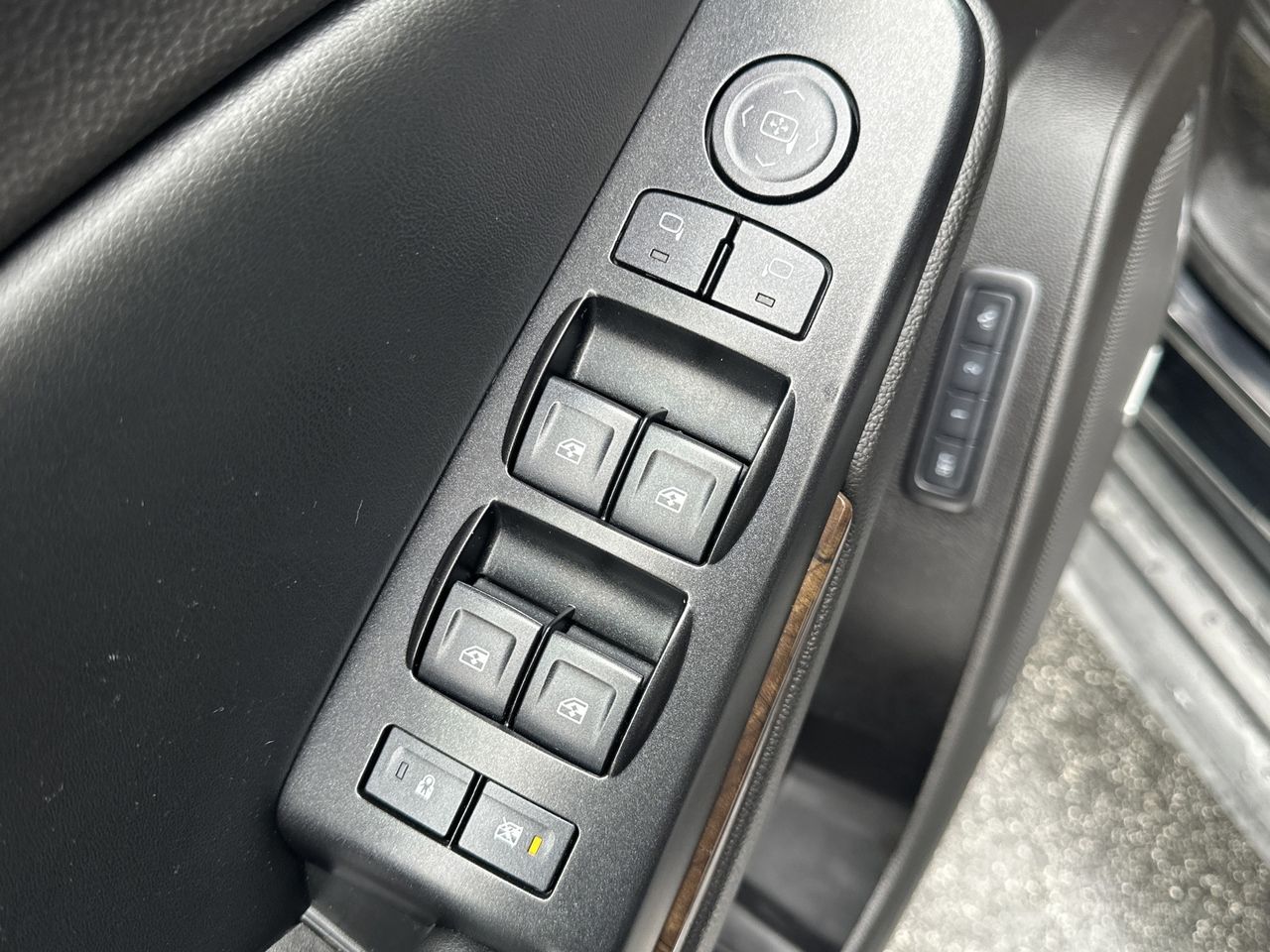 2016 Chevrolet Tahoe LT photo 2