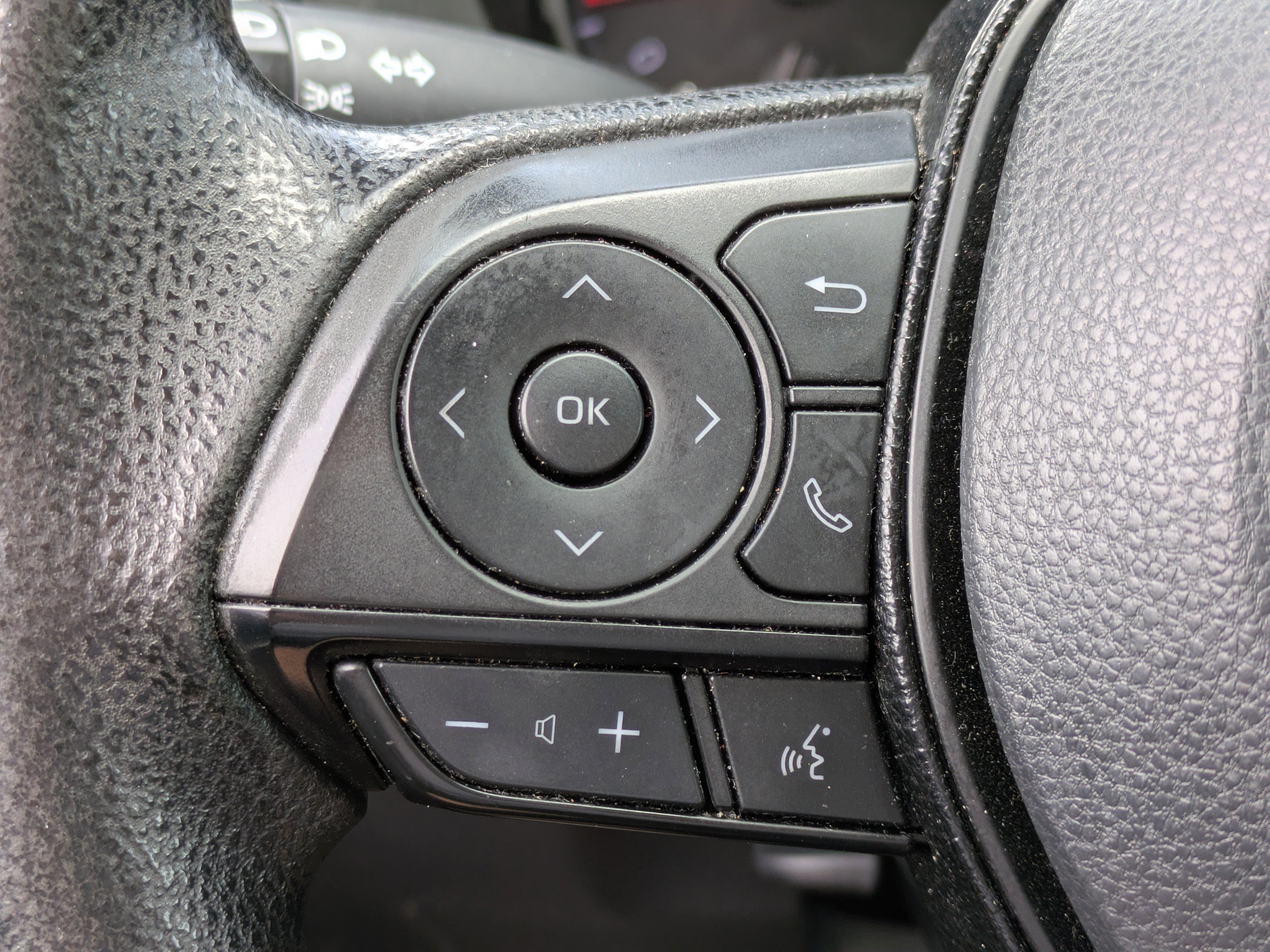 2021 Toyota RAV4 LE photo 18