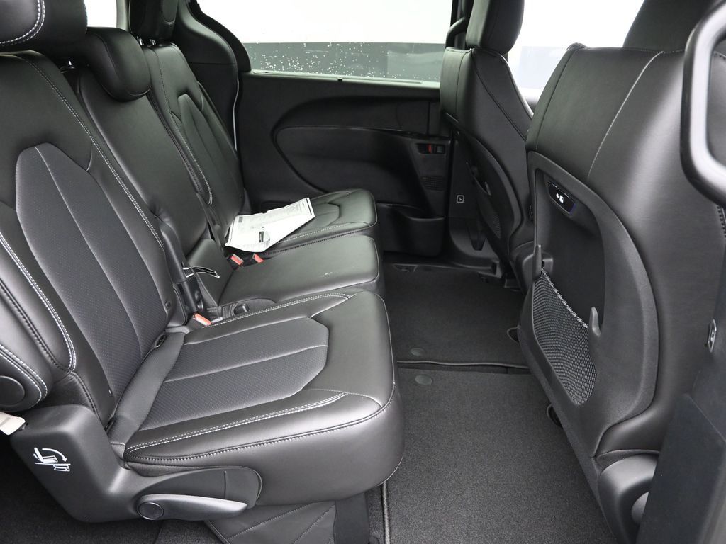 2026 Chrysler Pacifica photo 7
