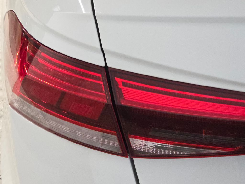 2020 Volkswagen Passat 2.0T SEL photo 9