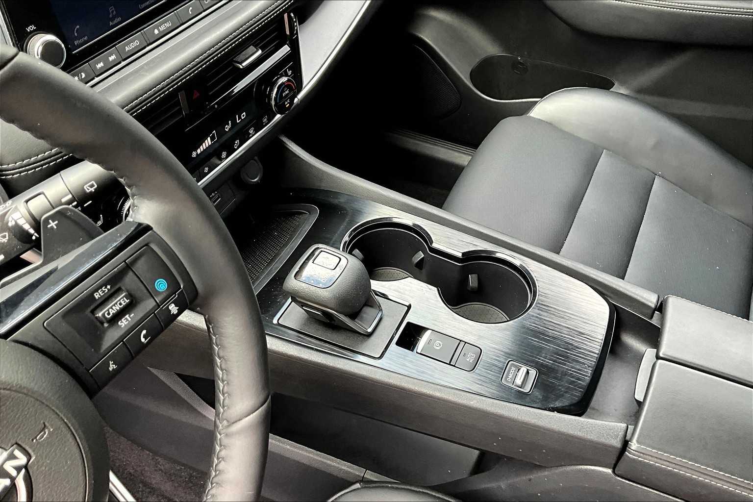 2022 Nissan Rogue SV photo 14