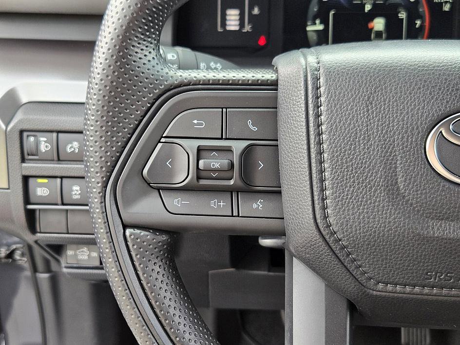 2025 Toyota Tacoma SR5 photo 25