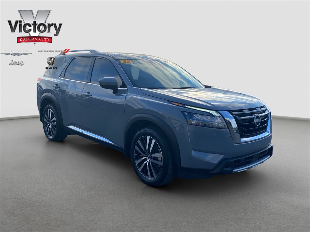 2025 Nissan Pathfinder Platinum's photo