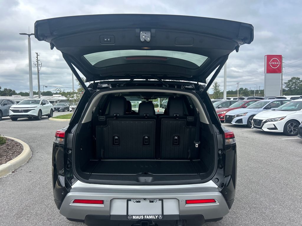 2025 Nissan Pathfinder Platinum photo 3