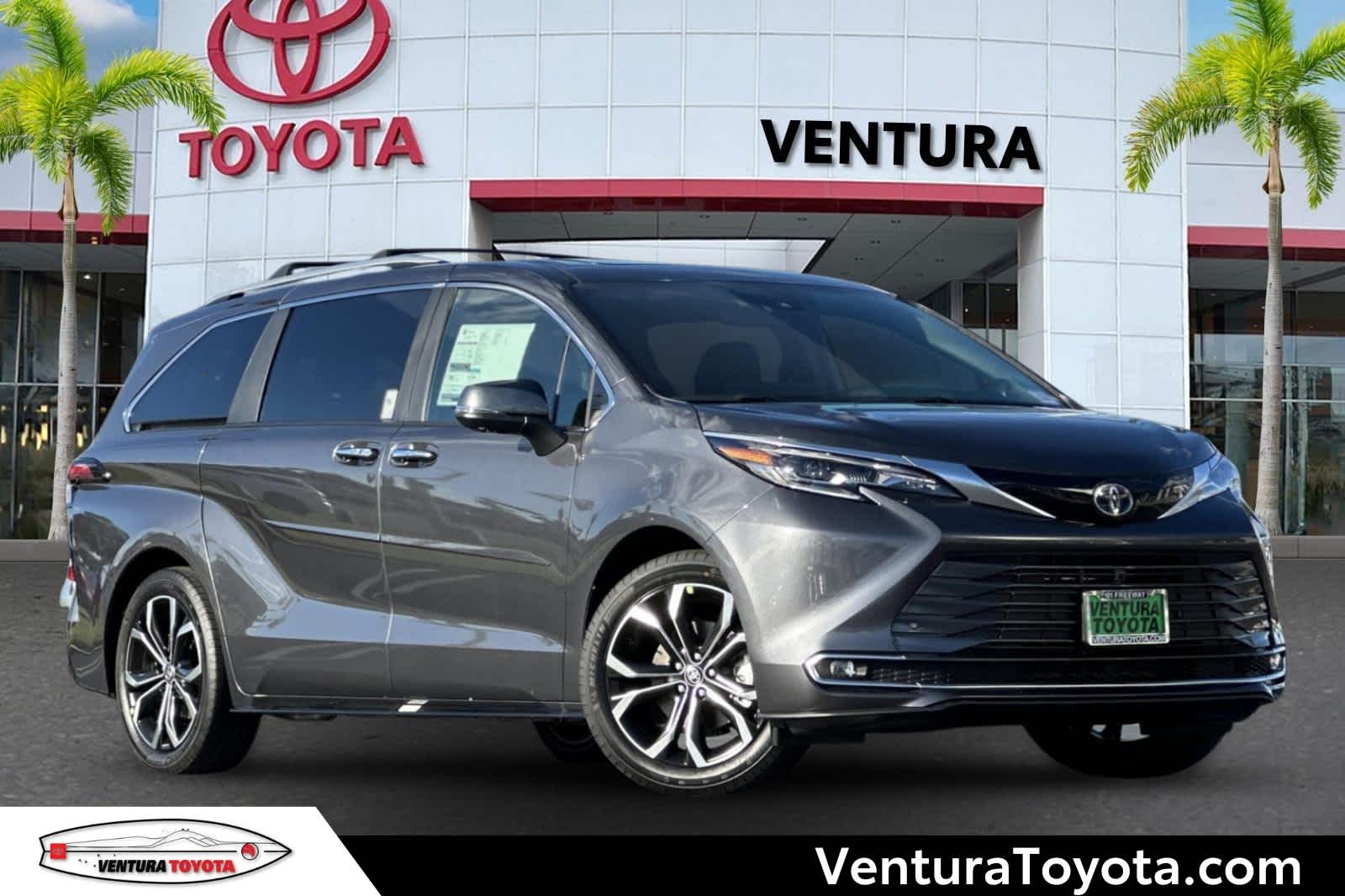 2025 Toyota Sienna Platinum's photo