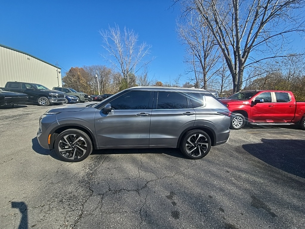 2022 Mitsubishi Outlander SEL photo 2