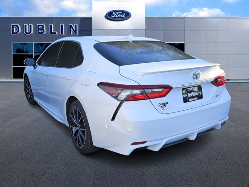 2022 Toyota Camry SE photo 2
