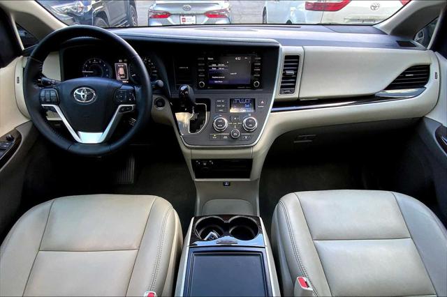 2020 Toyota Sienna XLE photo 13