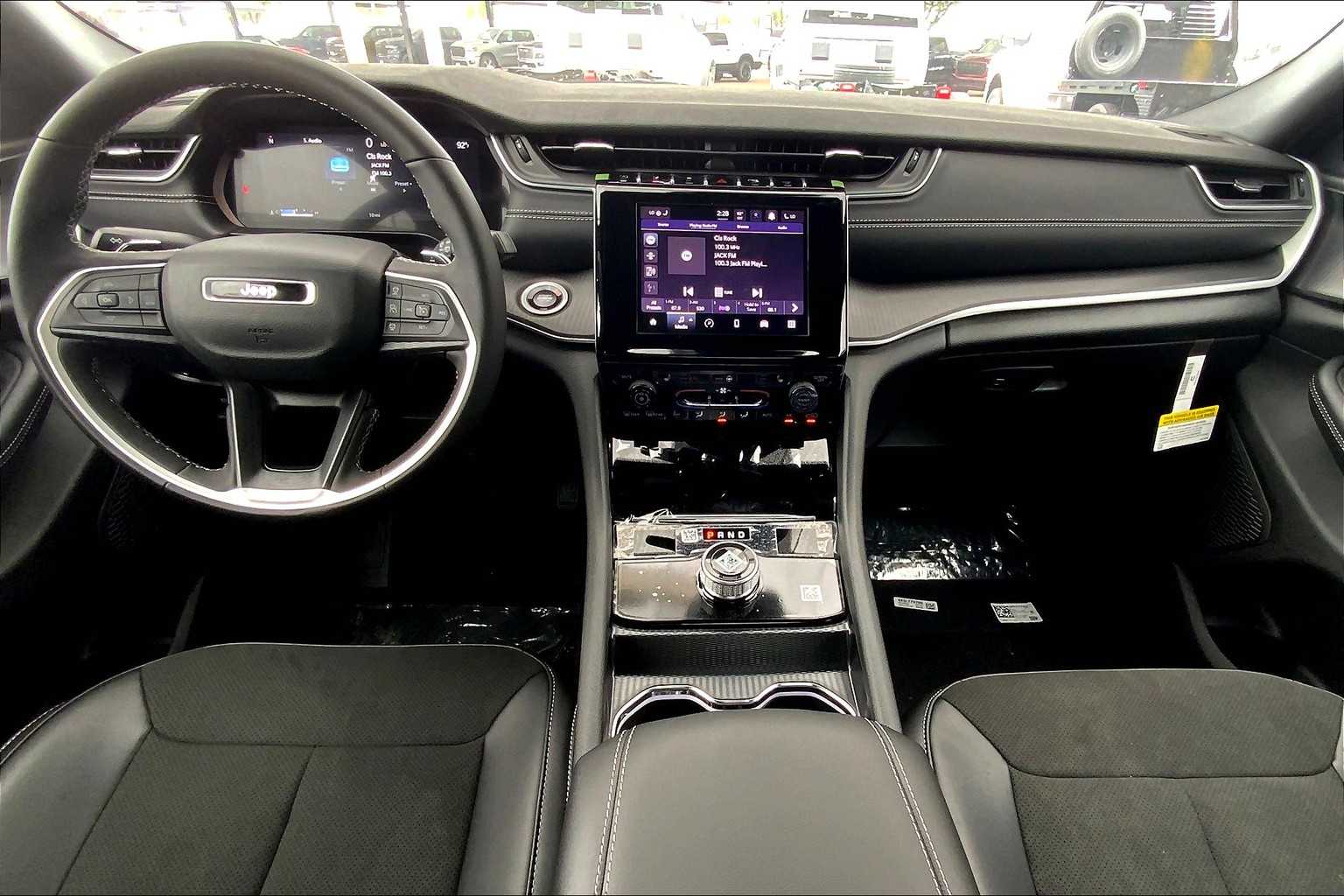 2025 Jeep Grand Cherokee Laredo X Altitude photo 4