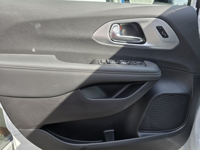 2026 Chrysler Pacifica photo 14