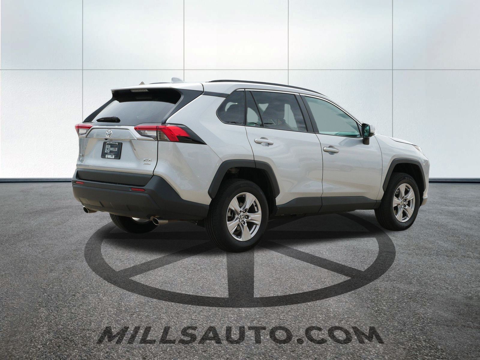 2024 Toyota RAV4 XLE photo 3