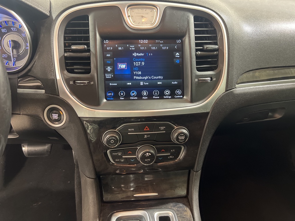 2020 Chrysler 300 Limited photo 16