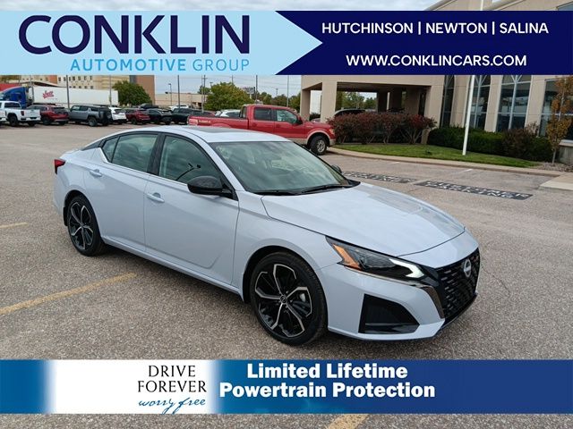 2025 Nissan Altima SR's photo