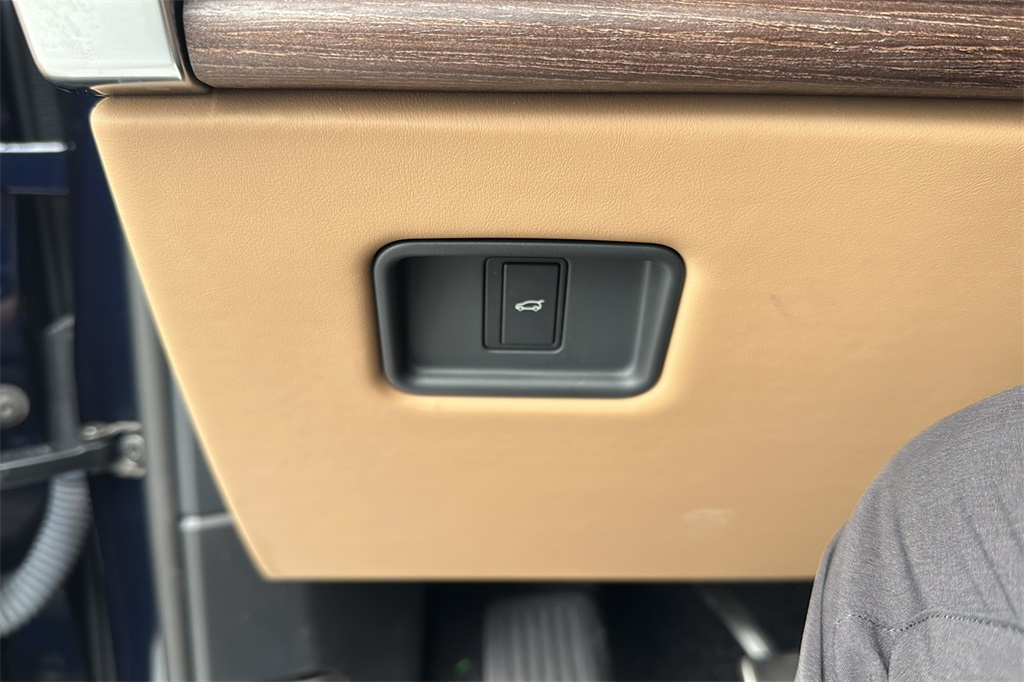 2023 Land Rover Range Rover SE photo 16