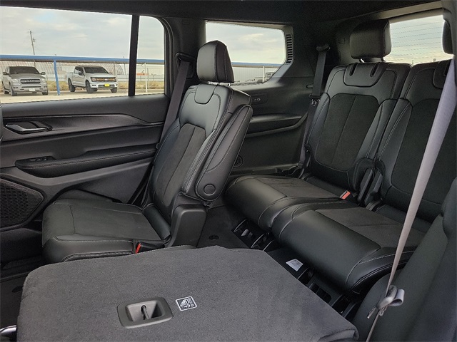 2025 Jeep Grand Cherokee Altitude photo 8