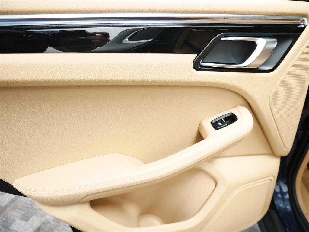 2015 Porsche Macan S photo 12
