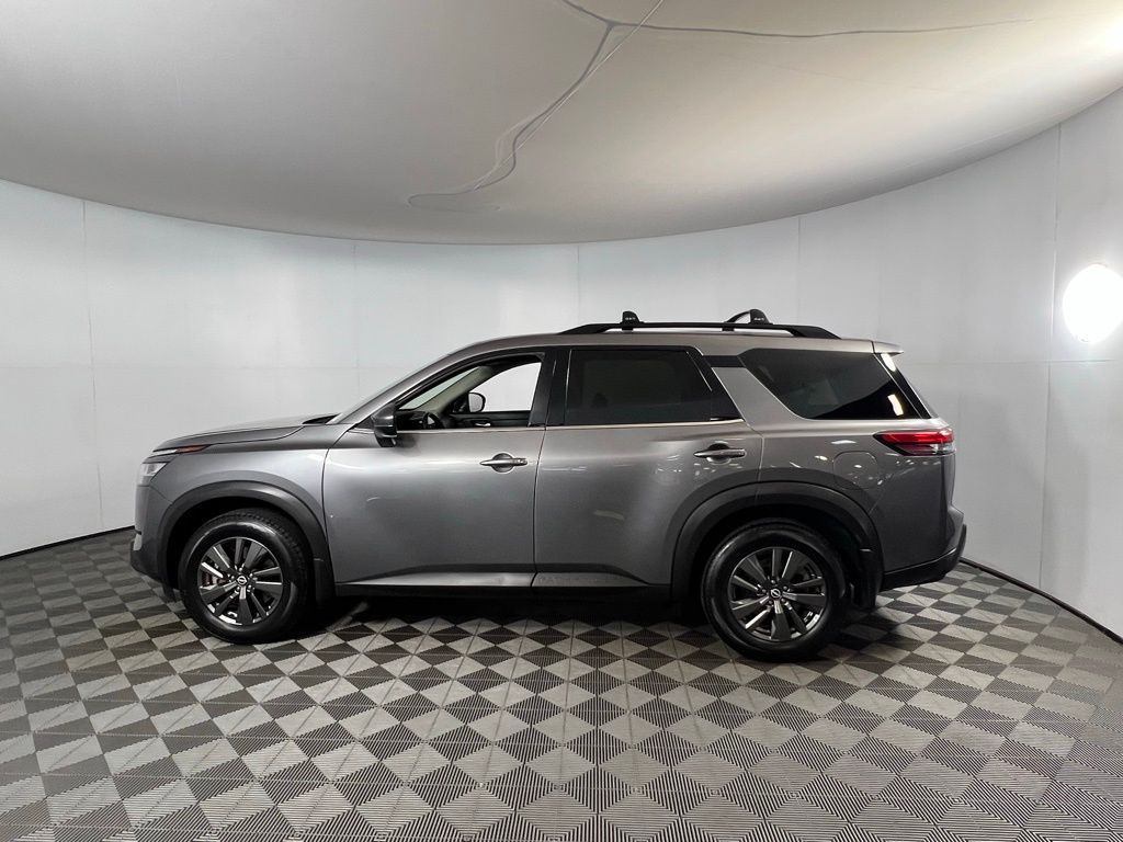 2022 Nissan Pathfinder SV photo 3